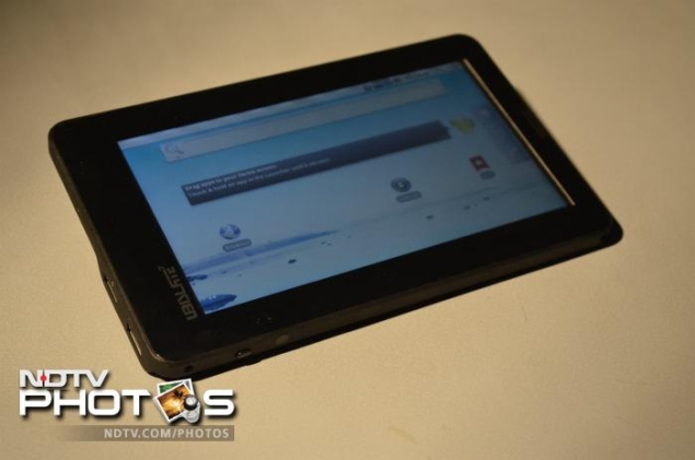1.5 lakh students in rural Punjab to get Aakash tablets