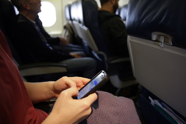 US to allow in-flight use of electronic devices during takeoff and landing
