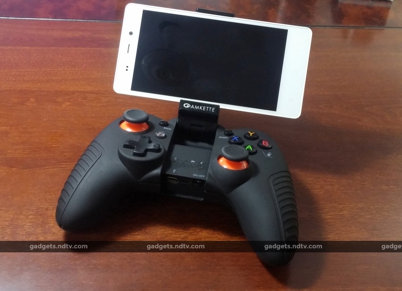 amkette_gamepad_with_phone.jpg