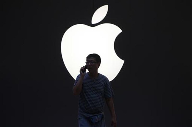 Apple stock falls below $600 on profit worries