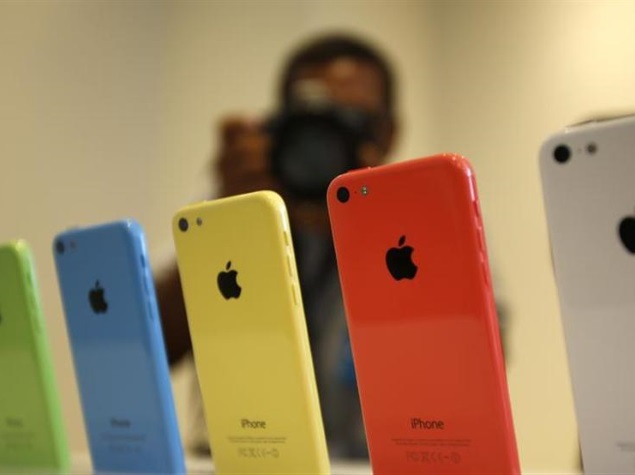 Apple Halts Online Sales in Russia as Ruble Tumbles