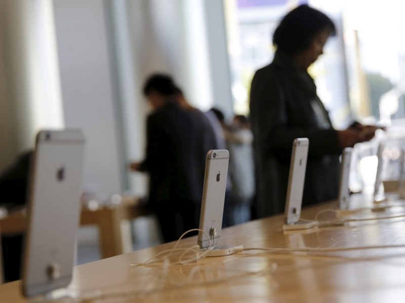 After Setting iPhone Record, Apple Forecasts Rare Sales Drop