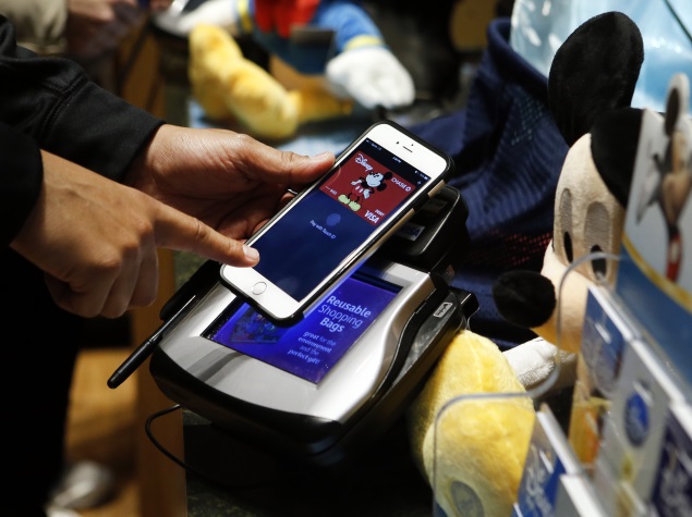 apple_pay_disney_store_ap.jpg