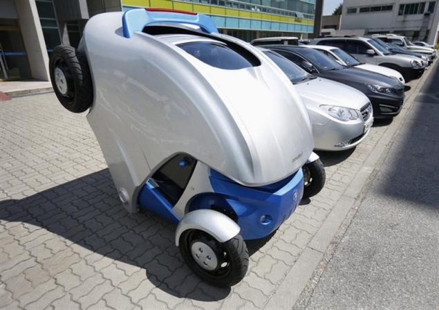 With a click on a smartphone, 'Armadillo' car folds up for easy parking
