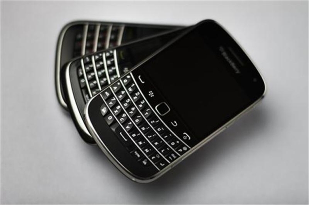 DoT makes Telecom operators fall in line on Blackberry issue