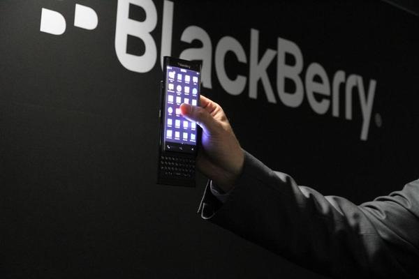 blackberry_teases_dual_curved_screen_twitter.jpg