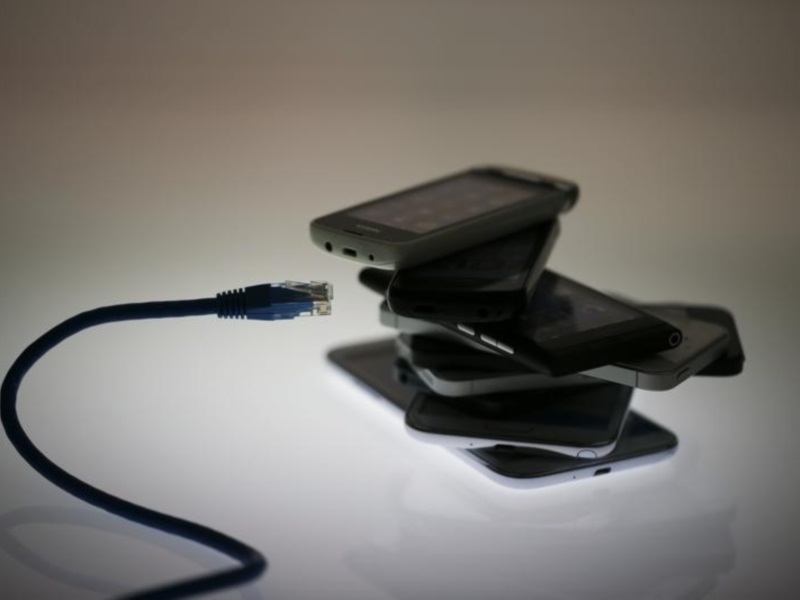 Smartphones Put Power to Deal Currencies Into Retail Traders' Hands