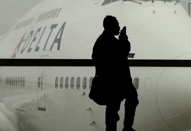 FCC may back in-flight cellphone use, but will the airlines?
