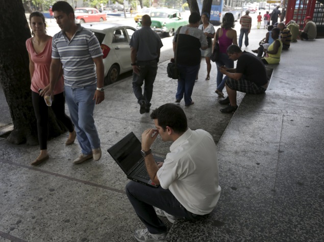 Cuba, an Internet Laggard, Opens Wi-Fi Hotspots Across Country