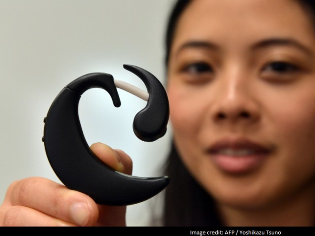 Researchers testing earring-style wearable PC that acts as a 'third hand'