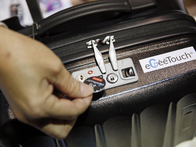 CES 2015: eGeeTouch Smart Lock Can Open, Lock Suitcases via Smartphone