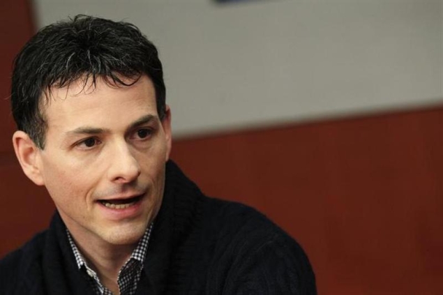Hedge fund manager Einhorn takes Apple campaign to shareholders