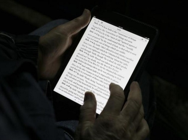 Reading Ebooks Before Bed May Affect Health, Disrupt Body Clock: Study