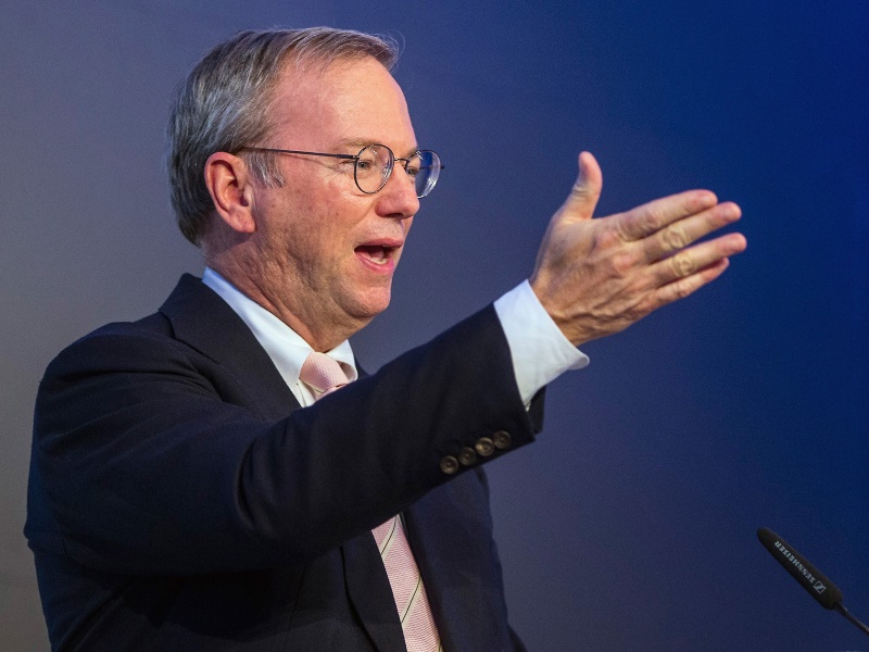 Google Ex-Boss Schmidt Reveals He Has an iPhone