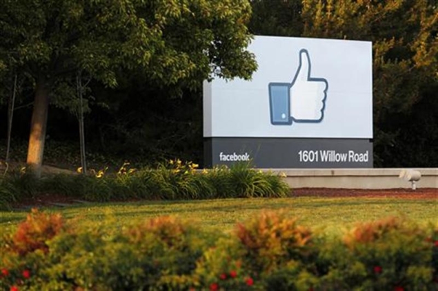 Facebook denies reports of private messages made public