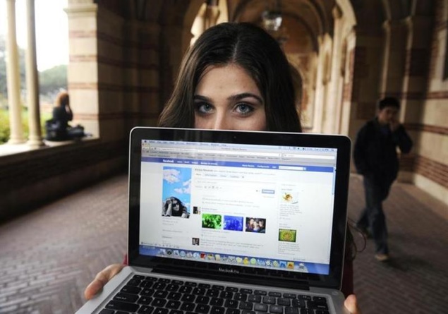 Women Are in No-Win Situation for Facebook Photos: Study