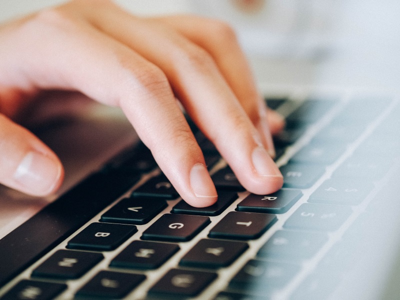 लैपटॉप पर घंटों करते हैं काम, उंगली और कलाई में हो रहा है दर्द? आराम पाने के लिए रोजाना करें ये 5 एक्सरसाइज