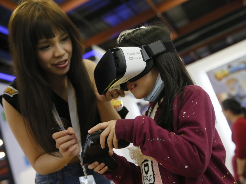 For Virtual Reality Pioneers, No Rush to Succeed in 2016