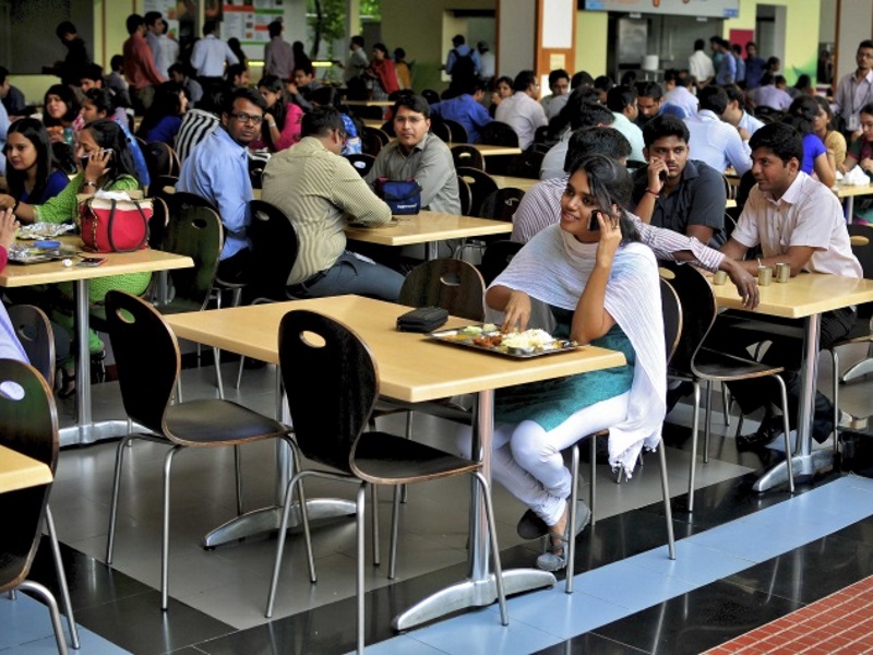 Parents Should Stop Using Smartphones at the Dinner Table: Study