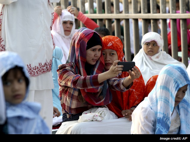 Hajj Selfies Gain Popularity, Spark Controversy