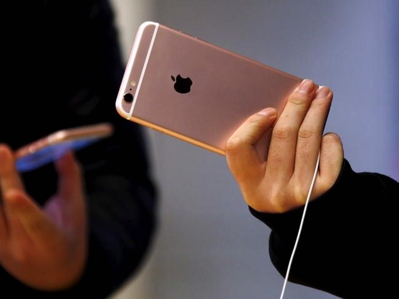 iPhone Sales Decline Signalled by Fewer Orders at Apple Suppliers