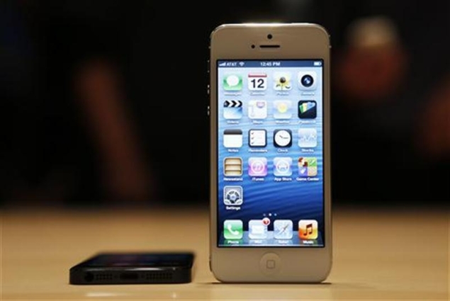 iPhone 5 euphoria pushes Apple shares beyond $700