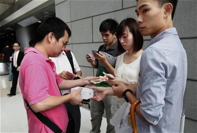 Apple's iPhone 5 officially goes on sale in China