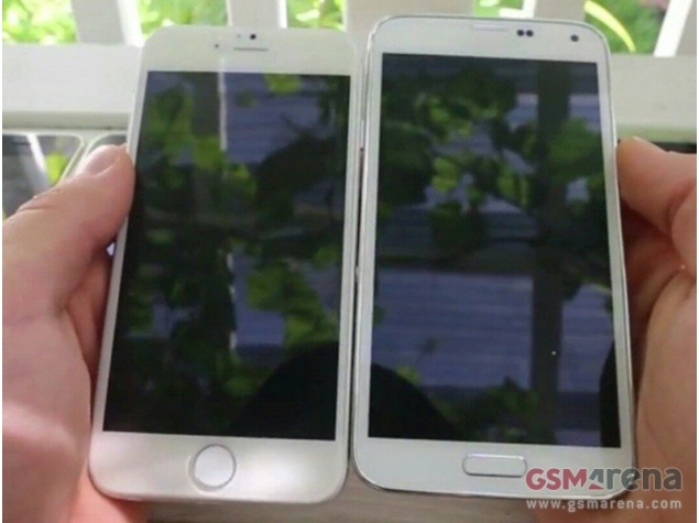 Alleged iPhone 6 Compared With Samsung Galaxy S5 in Leaked Image