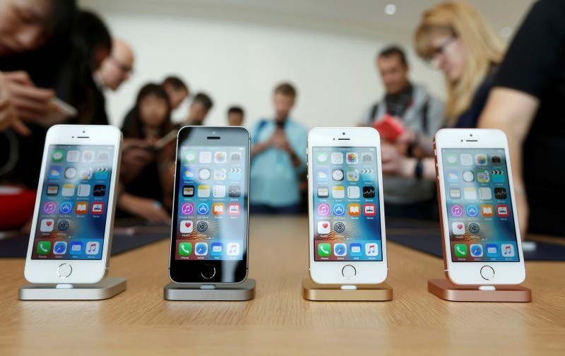 Apple Woos New iPhone Fans as Current Owners Await Upgrade