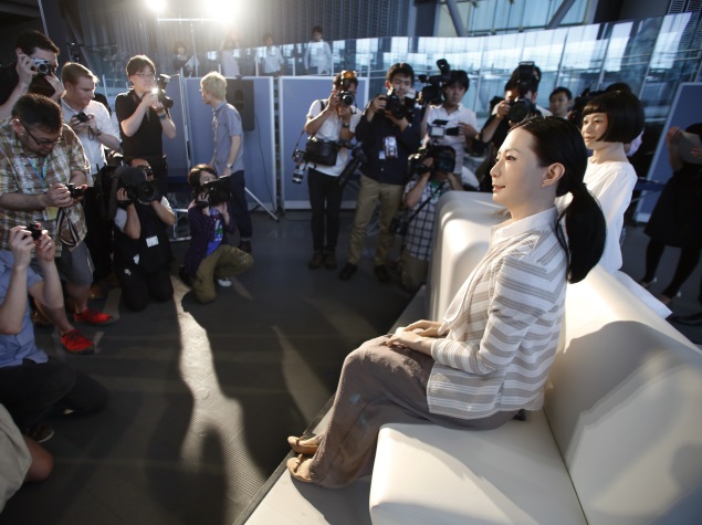 Robots Could Effectively Augment Knowledge Through Crowdsourcing: Study