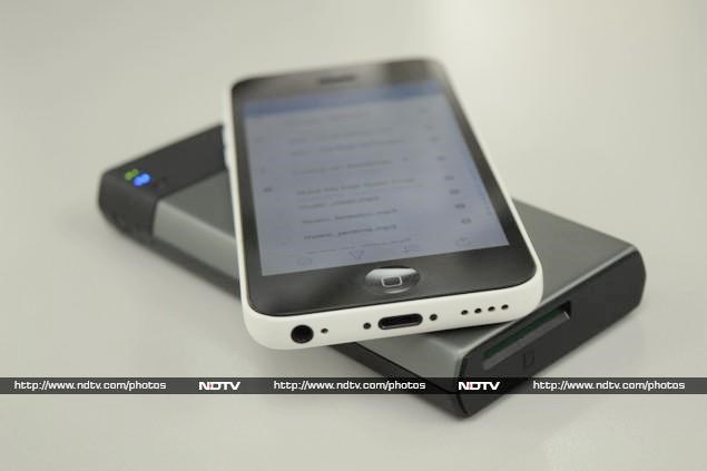 kingston_mobilelite_wireless_withphone_ndtv.jpg