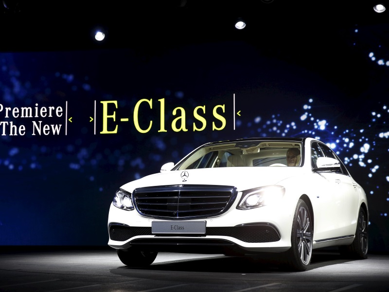 Carmakers Rush to Put Latest Tech in Lower-Priced Models