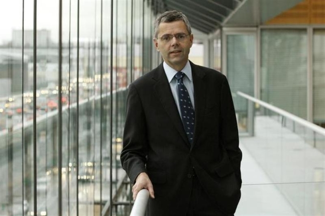 Alcatel picks former Vodafone executive for new recovery bid