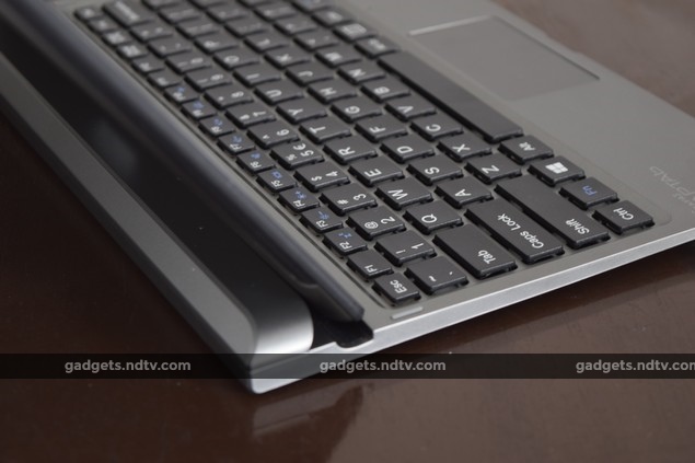 micromax_canvas_laptab_lt666_hinge_ndtv.jpg