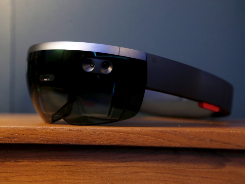 With HoloLens, Microsoft Aims to Avoid Google's Mistakes