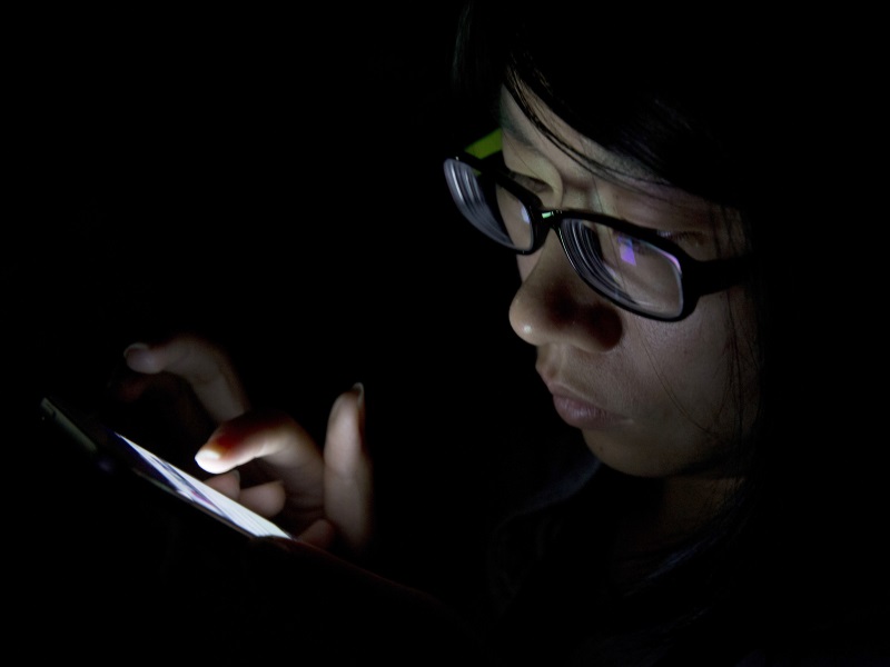 Temporary Blindness Cases Tied to Smartphone Use in Dark 