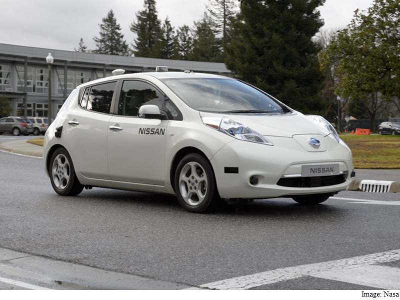 In a First, Nissan Tests Self-Driving Car at Nasa Facility