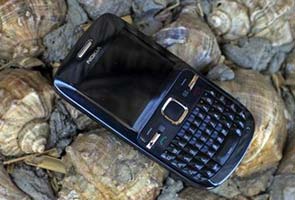 Nokia stock plunges over no Windows upgrade for Lumia 900