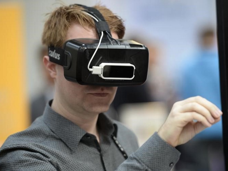 Searching for Real Growth, US Companies Turn to Virtual Reality