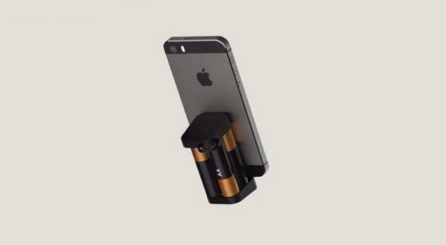 The Oivo Keychain Can Turn AA Batteries Into a Powered Up iPhone