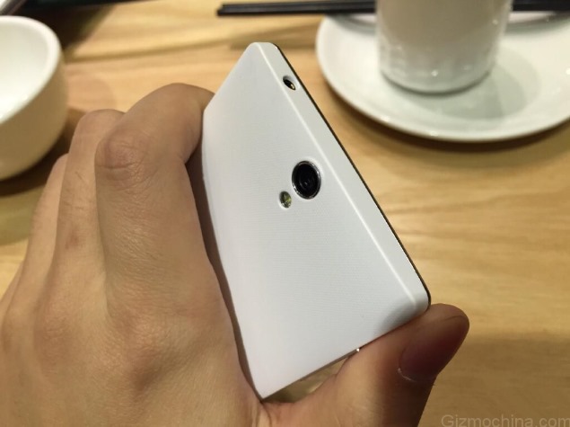 oneplus_one_mini_back_leaked_gizmochina.jpg