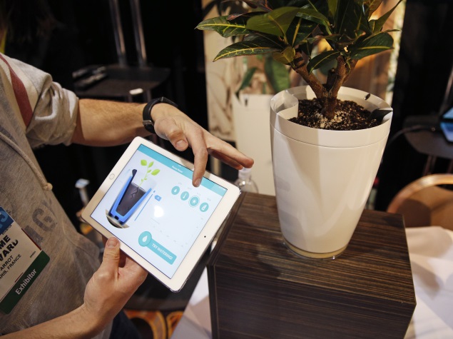 Parrot's Smart Pot Watches Over House Plants
