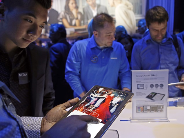 people_trying_samsung_galaxy_tab_s_at_launch_02_ap.jpg