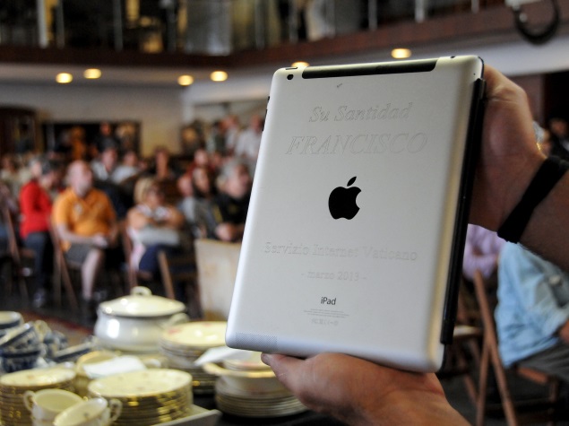 Papal iPad Fetches $30,500 at Auction in Uruguay