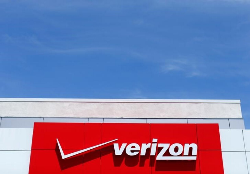 Verizon, AT&T Set to Make Final Round of Bids for Yahoo Web Assets: Reports