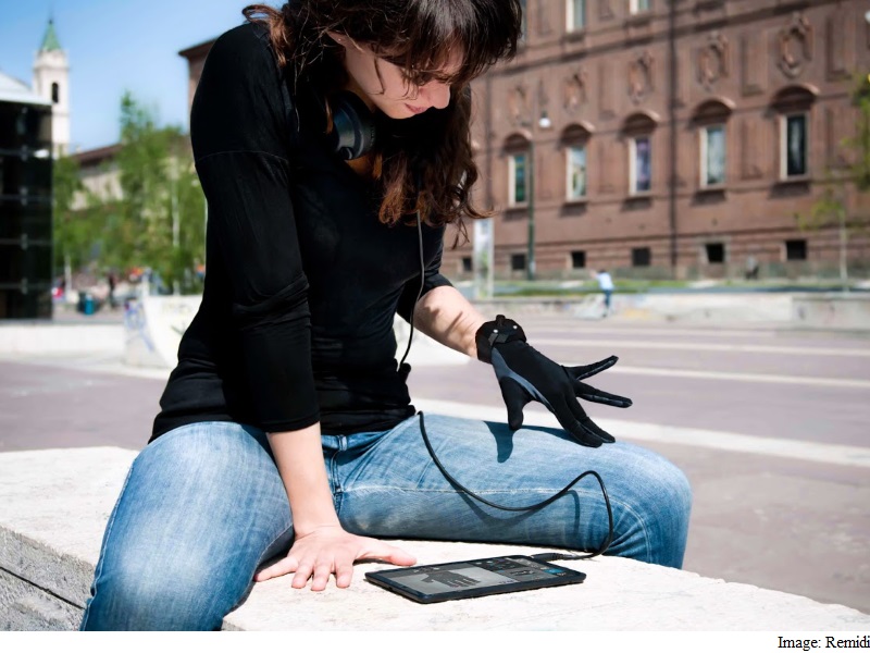 This Glove Turns Your Hand Gestures Into Music