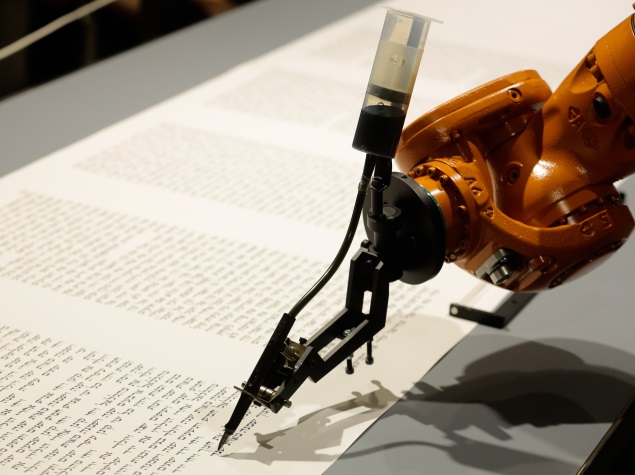 Robot Writes the Torah at Berlin's Jewish Museum