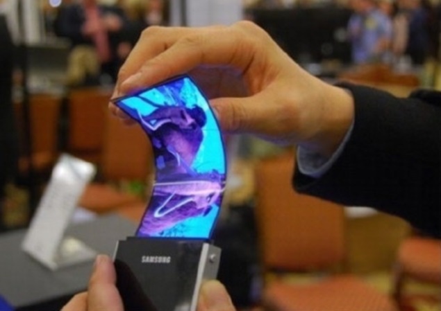 Specifications of Samsung's alleged flexible display phone surface