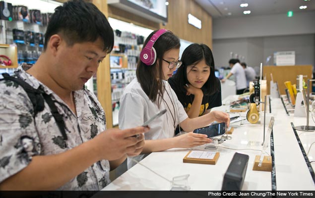 Samsung, uneasy in the lead