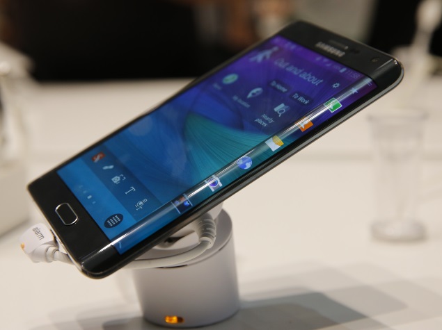 Samsung Chases Curved Smartphone Wave to Beat Flat-Screen Crowd